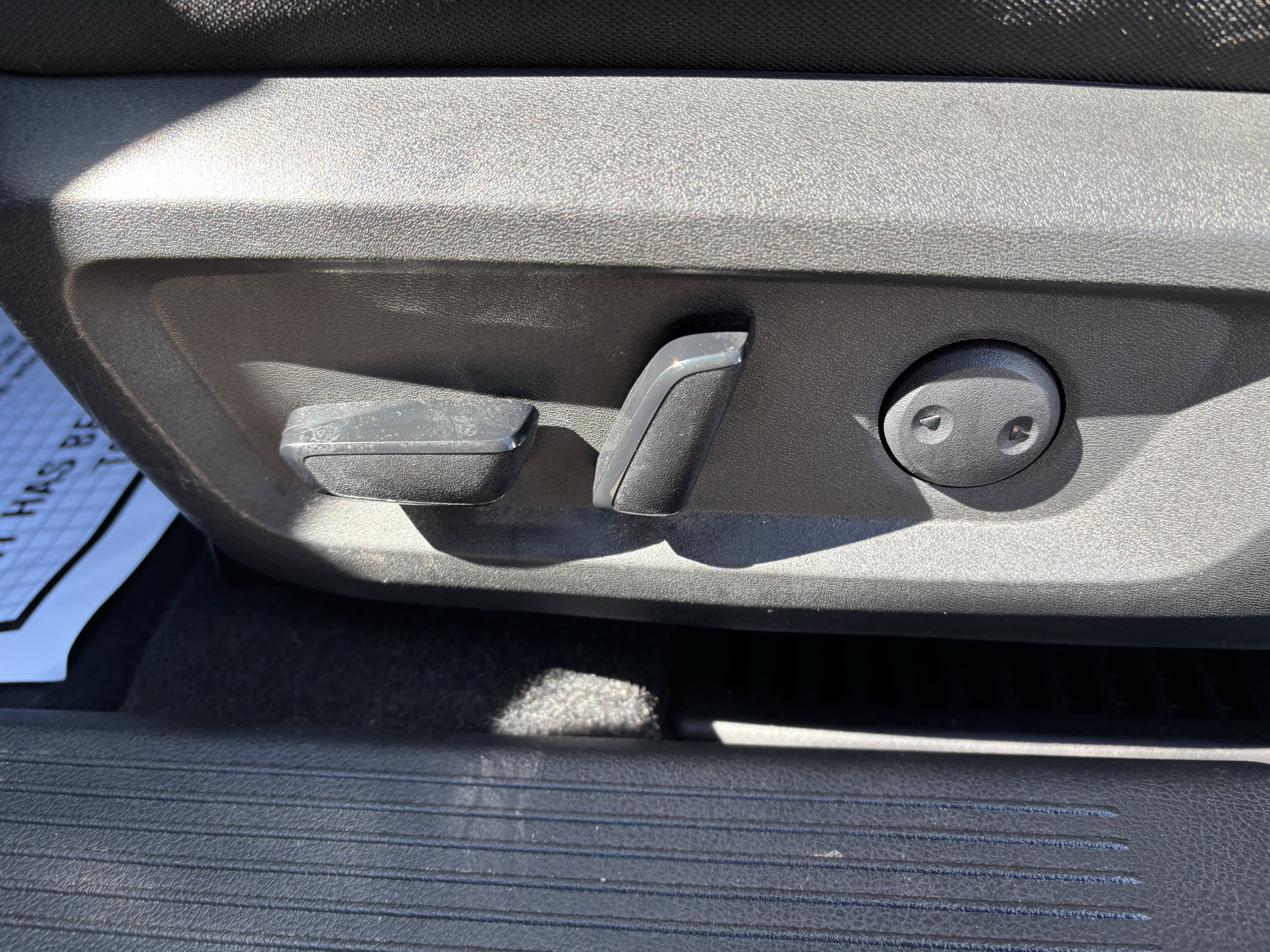 Used 2023 Nissan Rogue SV image 12