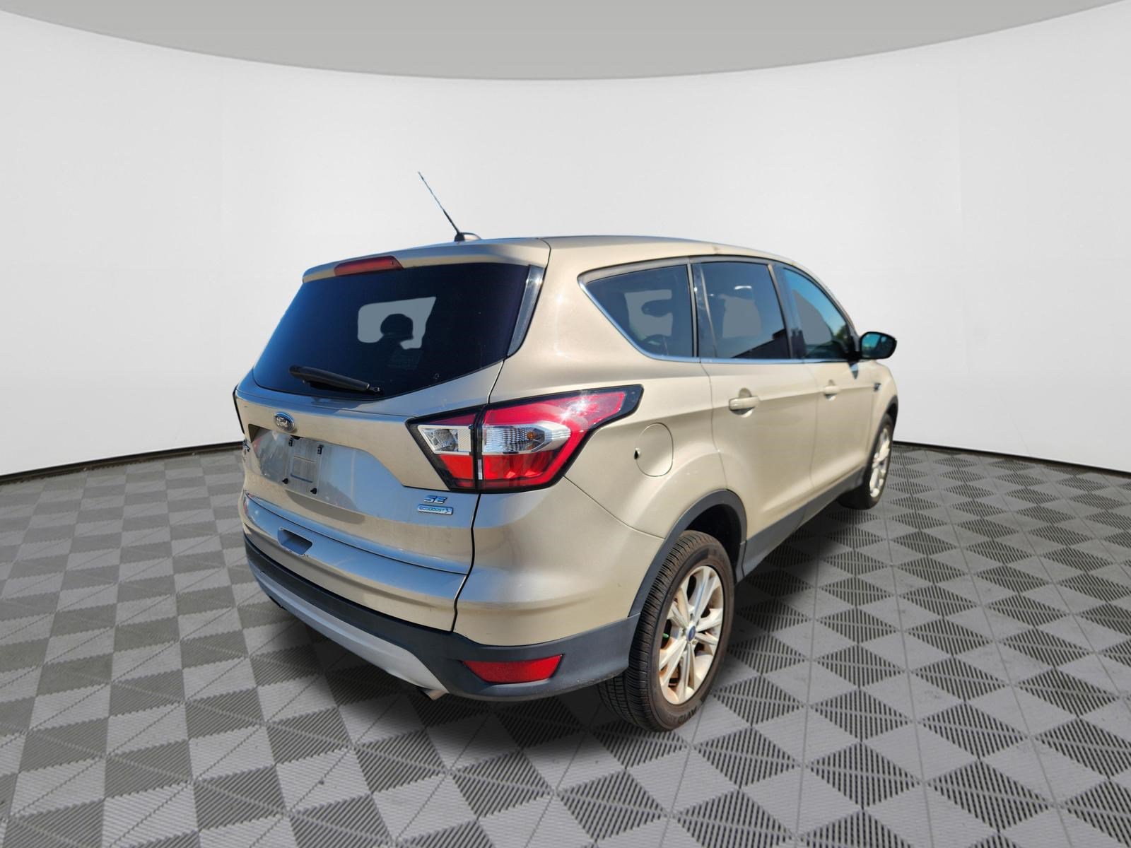 Used 2017 Ford Escape SE FWD image 4