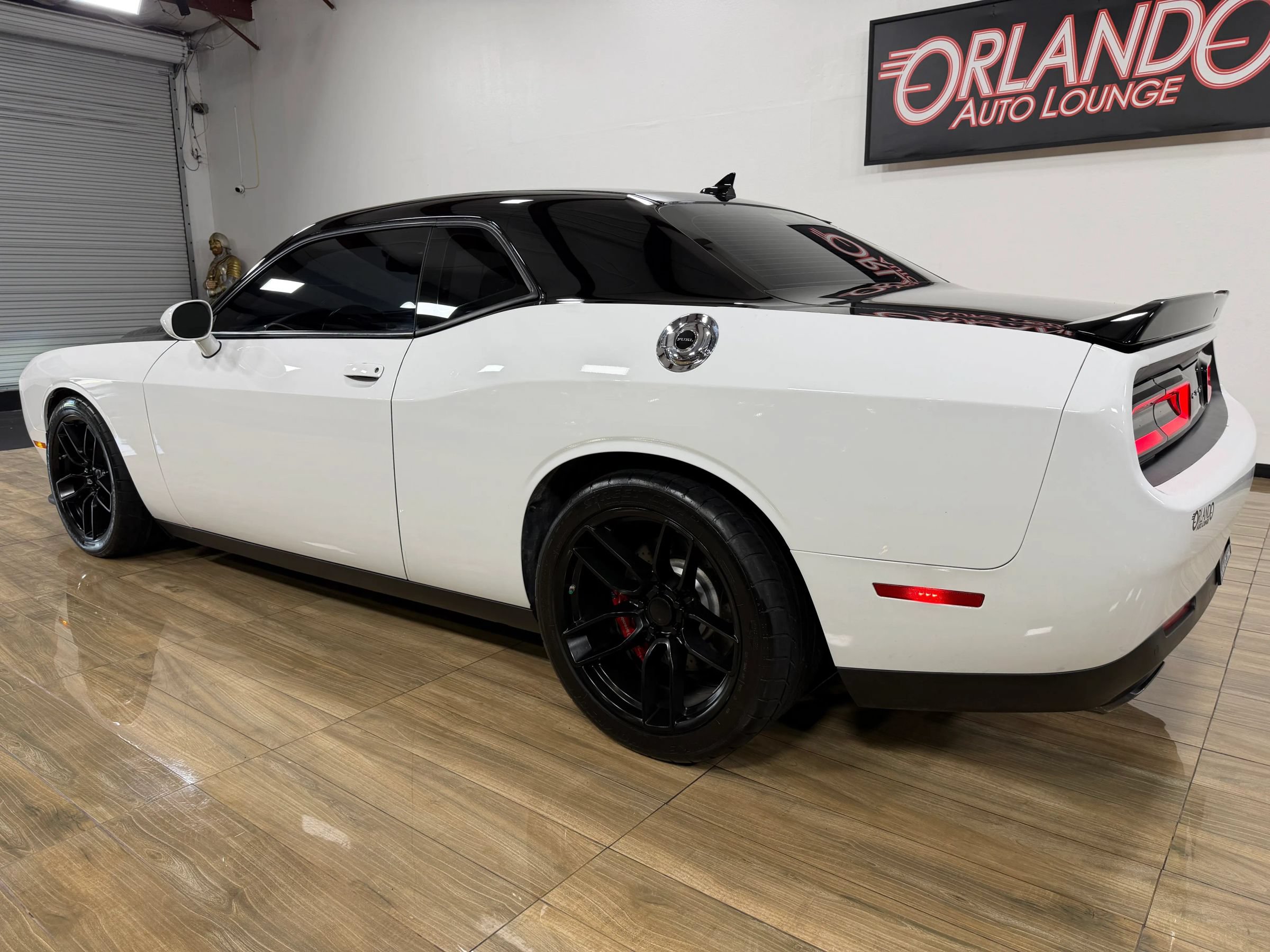 Used 2018 Dodge Challenger R/T Scat Pack w/ Leather Interior Group RWD image 12