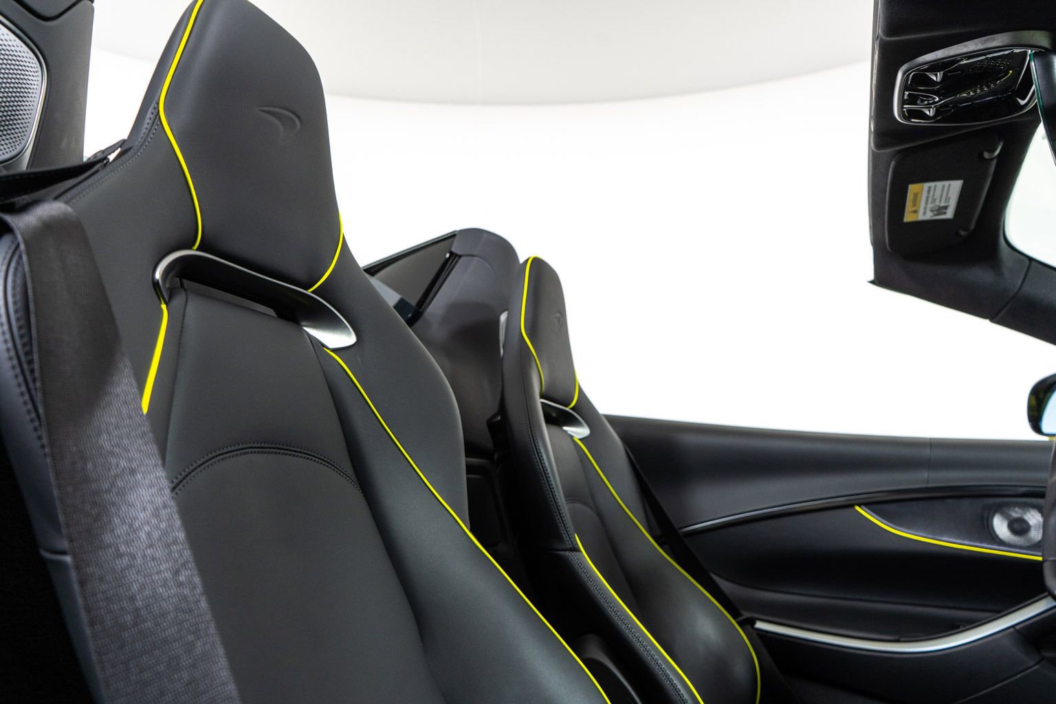 Used 2025 McLaren Artura Spider image 39