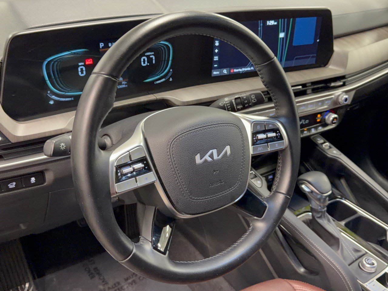 Used 2024 Kia Telluride EX w/ EX Captain's Chair Package FWD image 10