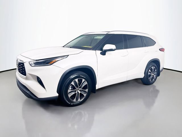 Used 2021 Toyota Highlander XLE image 3