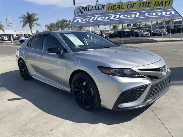Used 2022 Toyota Camry SE image 2
