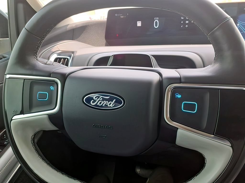 Used 2025 Ford Expedition Platinum AWD/4WD image 17