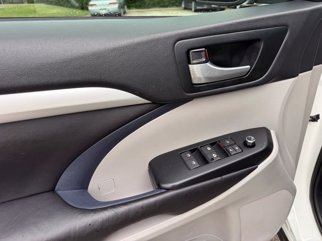 Used 2016 Toyota Highlander XLE AWD/4WD image 14