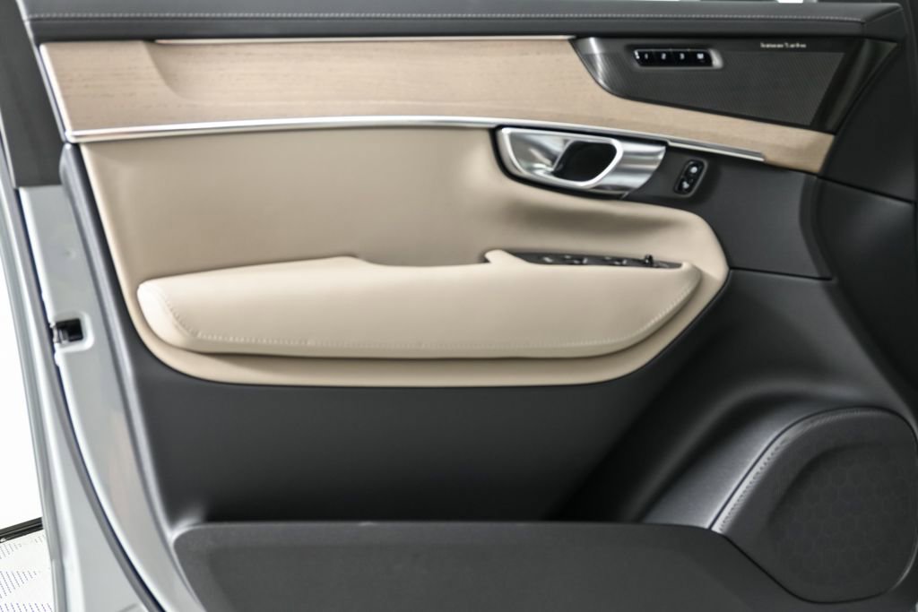 Used 2026 Volvo XC90 B6 Plus w/ Protection Package Premier AWD/4WD image 8