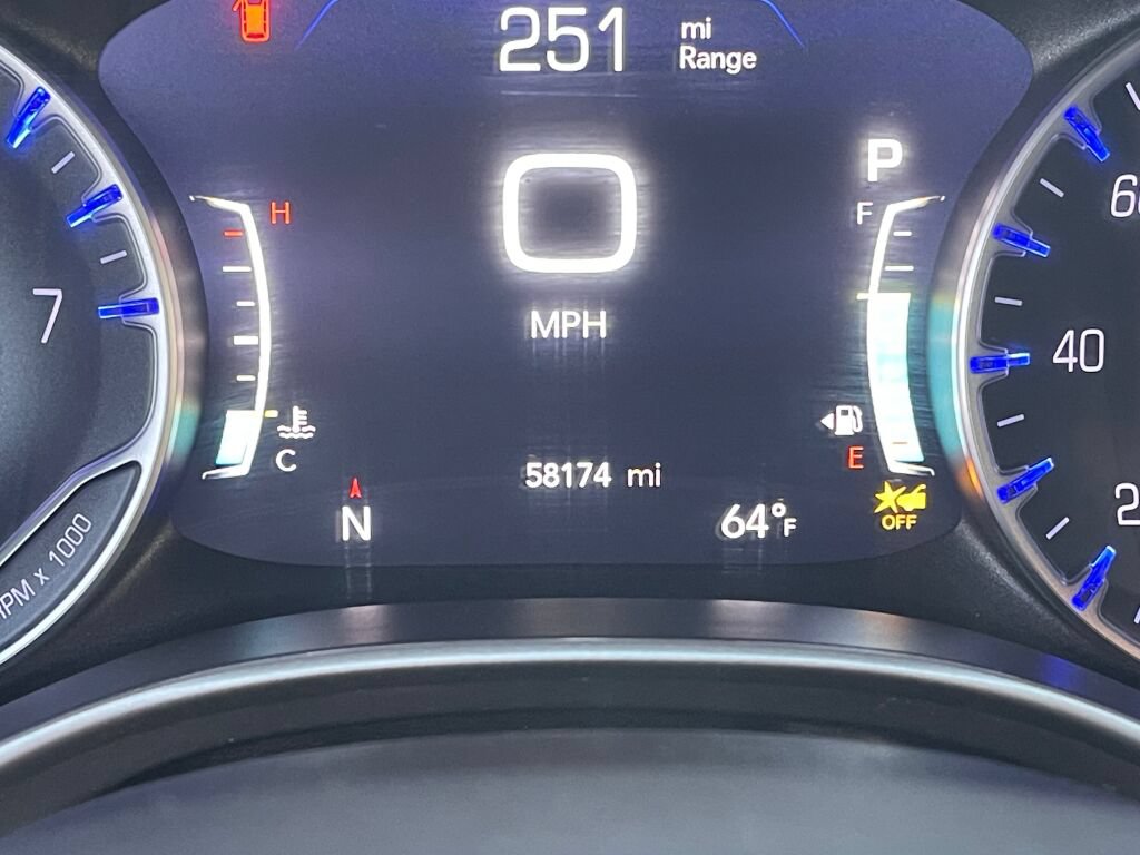 Used 2023 Chrysler Pacifica Touring-L FWD image 3