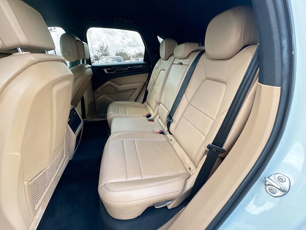 Used 2019 Porsche Cayenne Base image 25
