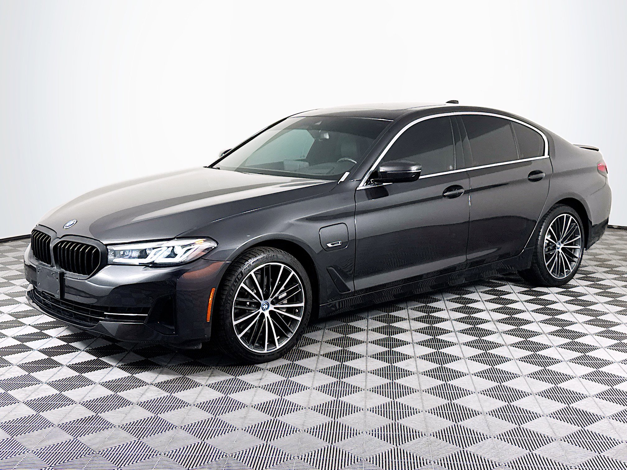 Used 2023 BMW 530e 530e w/ Premium Package image 4