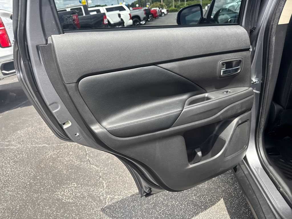 Used 2016 Mitsubishi Outlander SEL FWD image 23