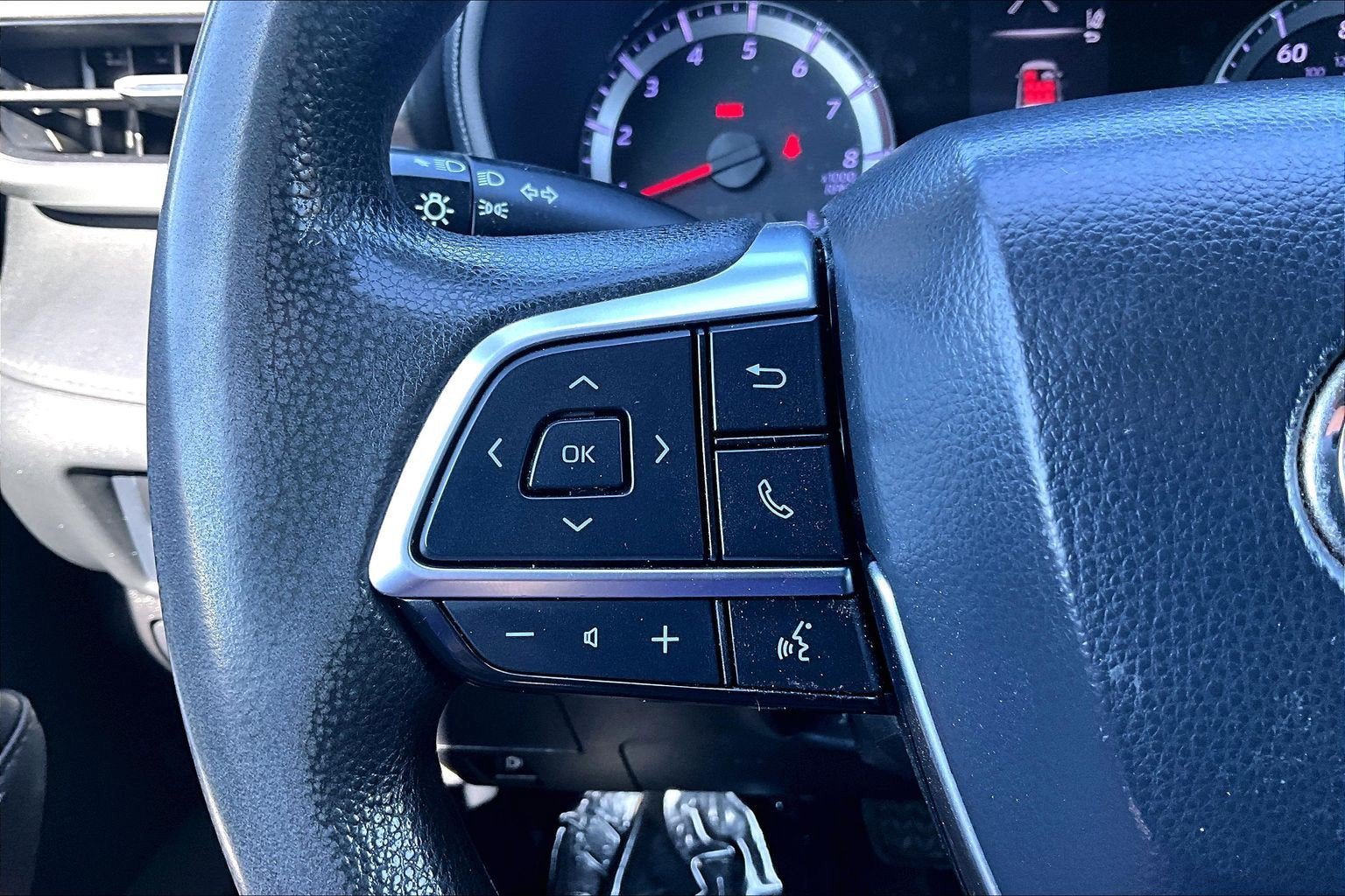 Used 2021 Toyota Highlander L AWD/4WD image 16