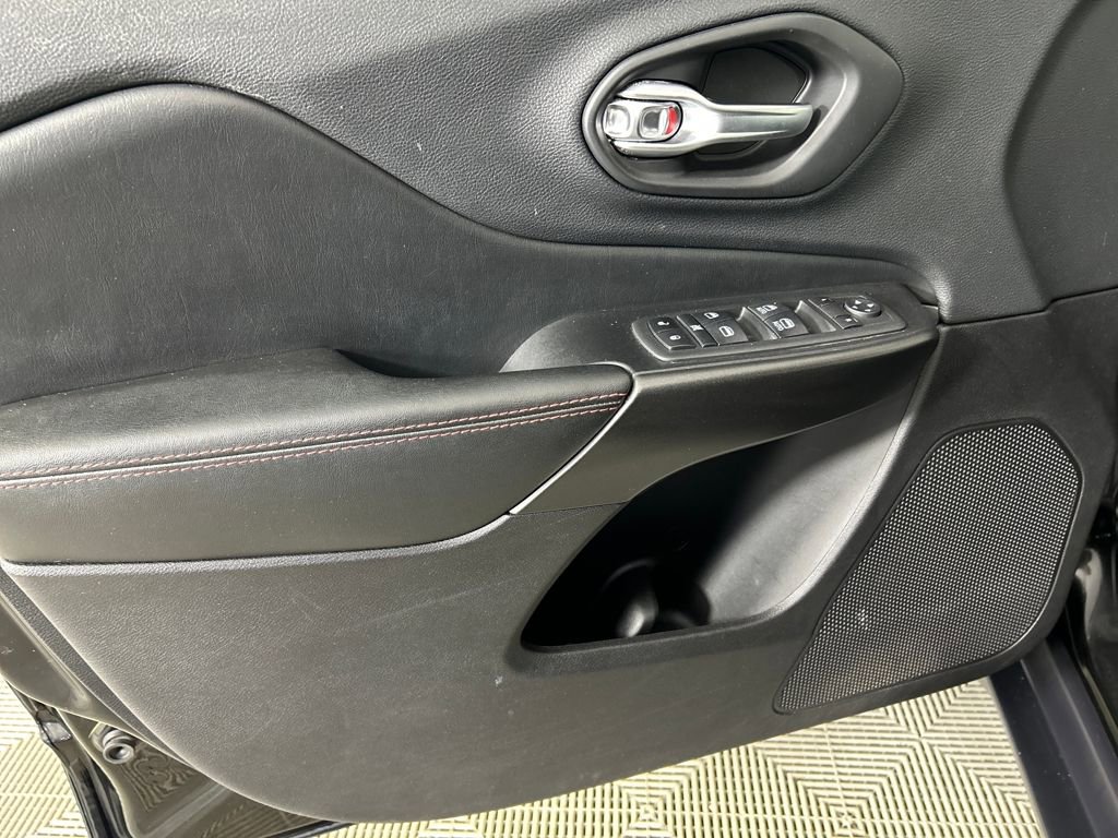 Used 2020 Jeep Cherokee Trailhawk image 21