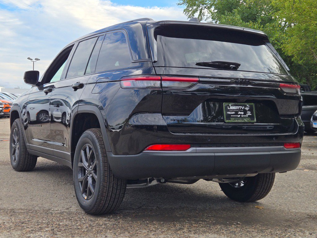 New 2027 Jeep Grand Cherokee Altitude AWD/4WD image 22