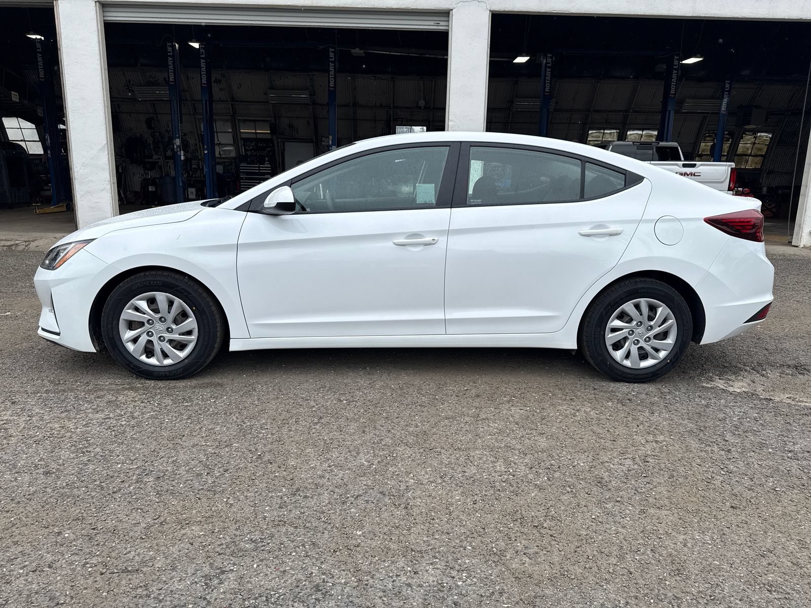 Used 2020 Hyundai Elantra SE w/ Cargo Package (C1) FWD image 2