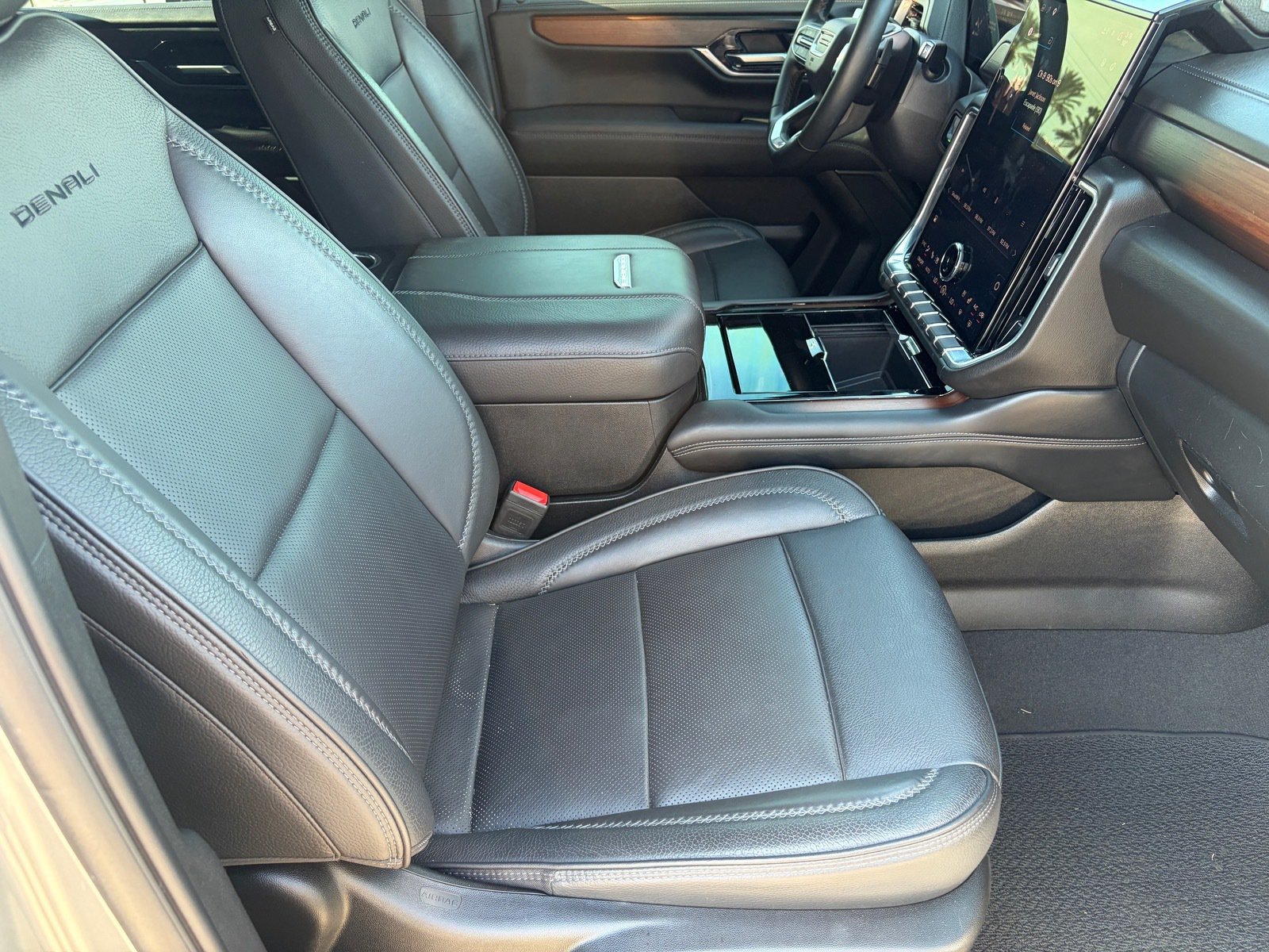 Used 2025 GMC Yukon XL Denali RWD image 10