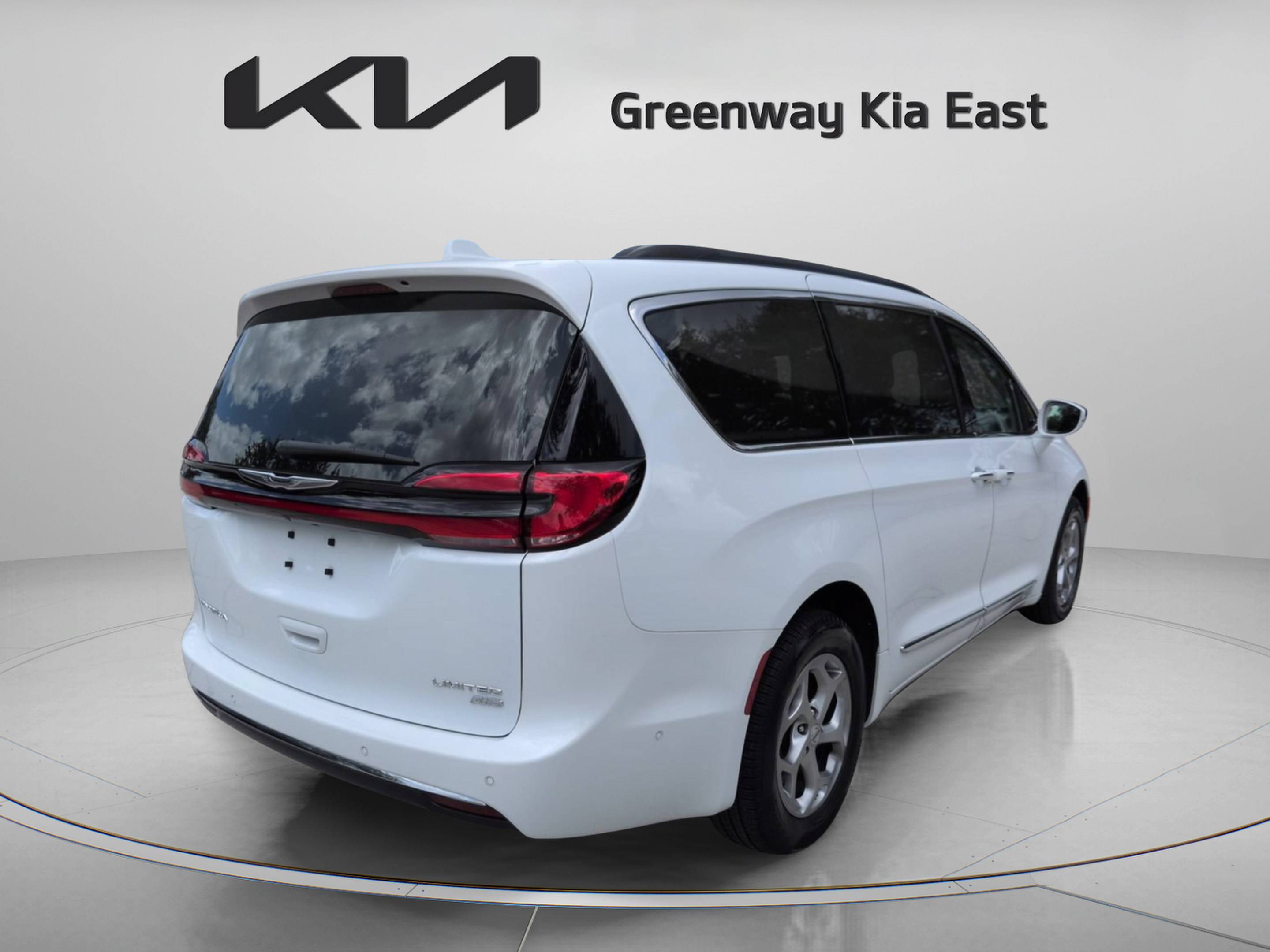 Used 2022 Chrysler Pacifica Limited AWD/4WD image 6