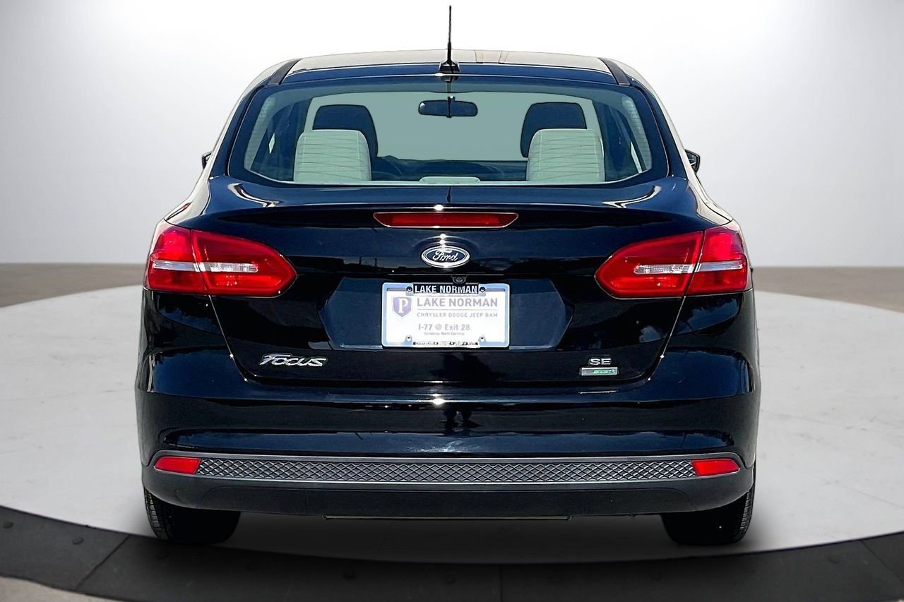 Used 2018 Ford Focus SE w/ SE Appearance Package image 8