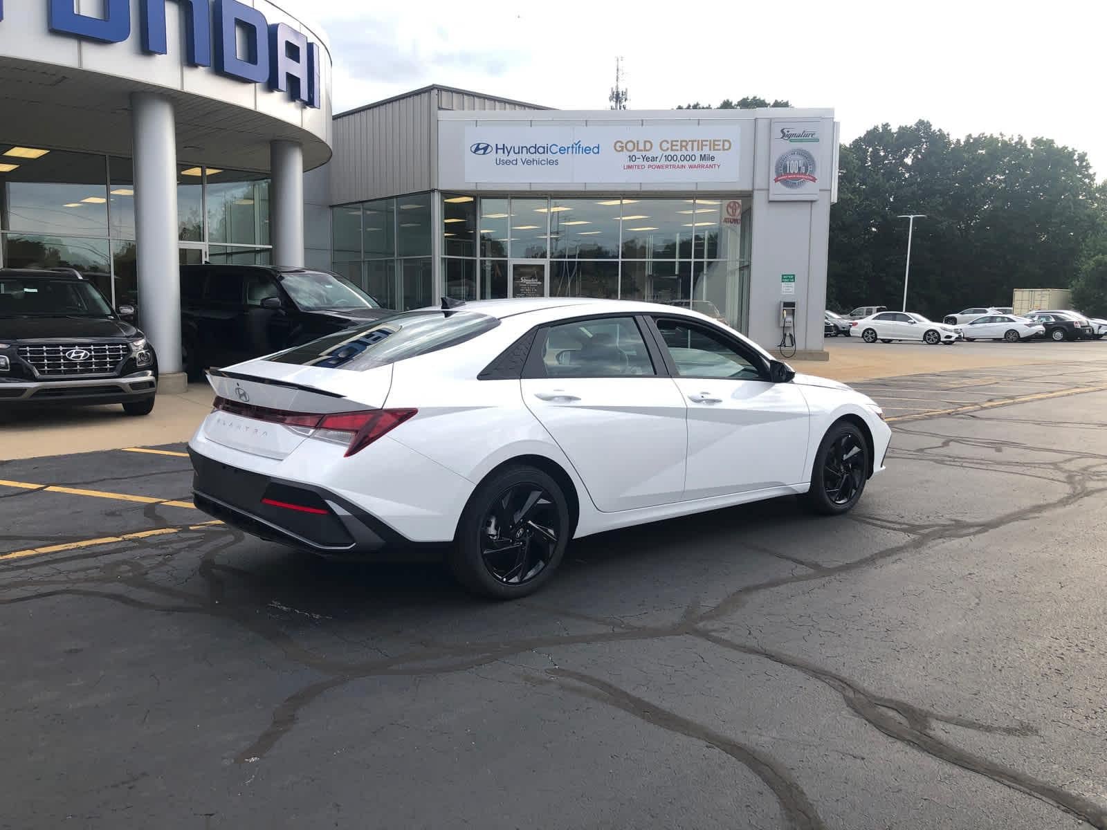 New 2026 Hyundai Elantra SEL Sport FWD image 2