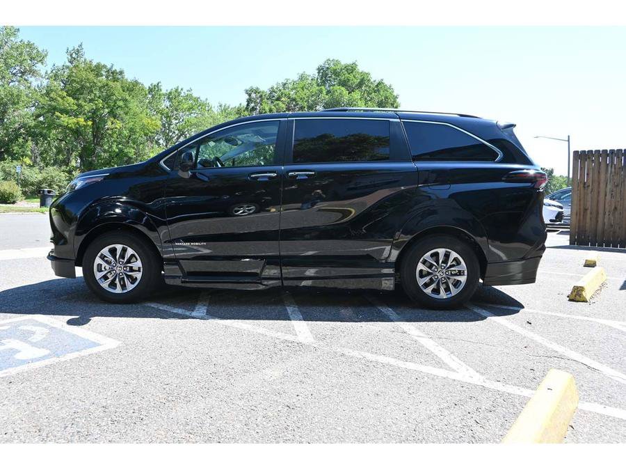 New 2025 Toyota Sienna XLE w/ XLE Plus Package AWD/4WD image 9