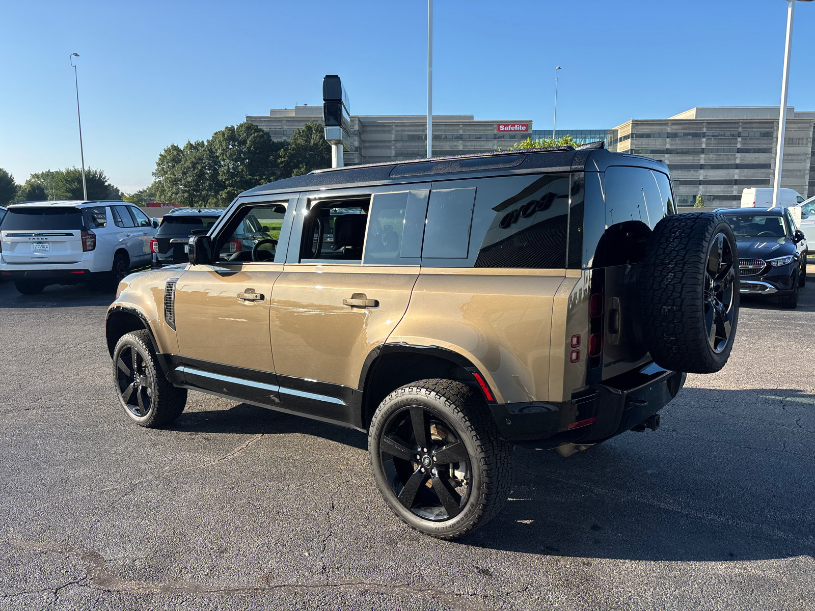 Used 2025 Land Rover Defender 110 X-Dynamic SE AWD/4WD image 5