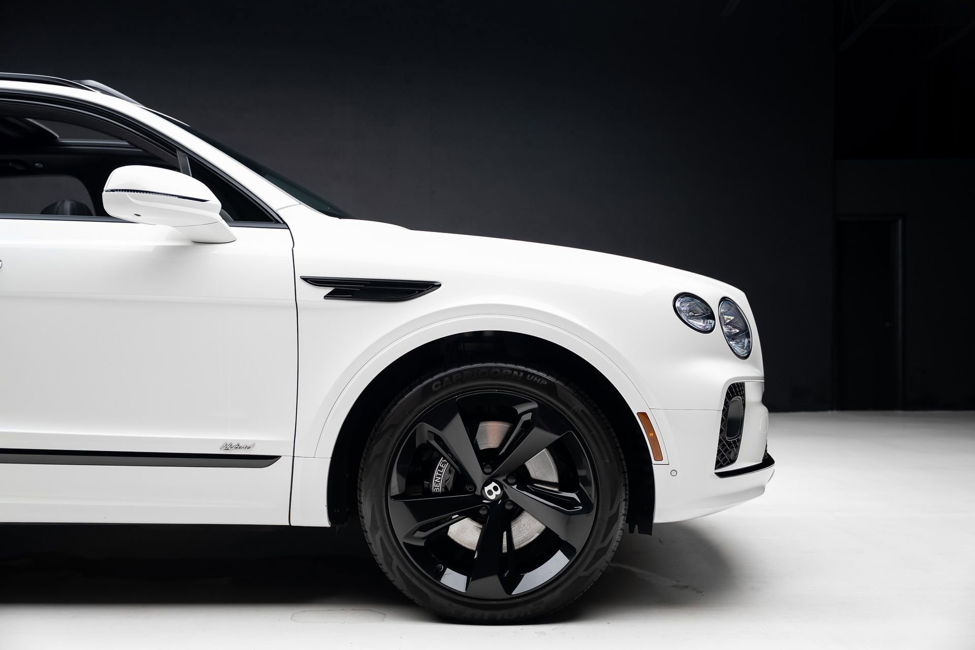 Used 2021 Bentley Bentayga Plug-In Hybrid image 37