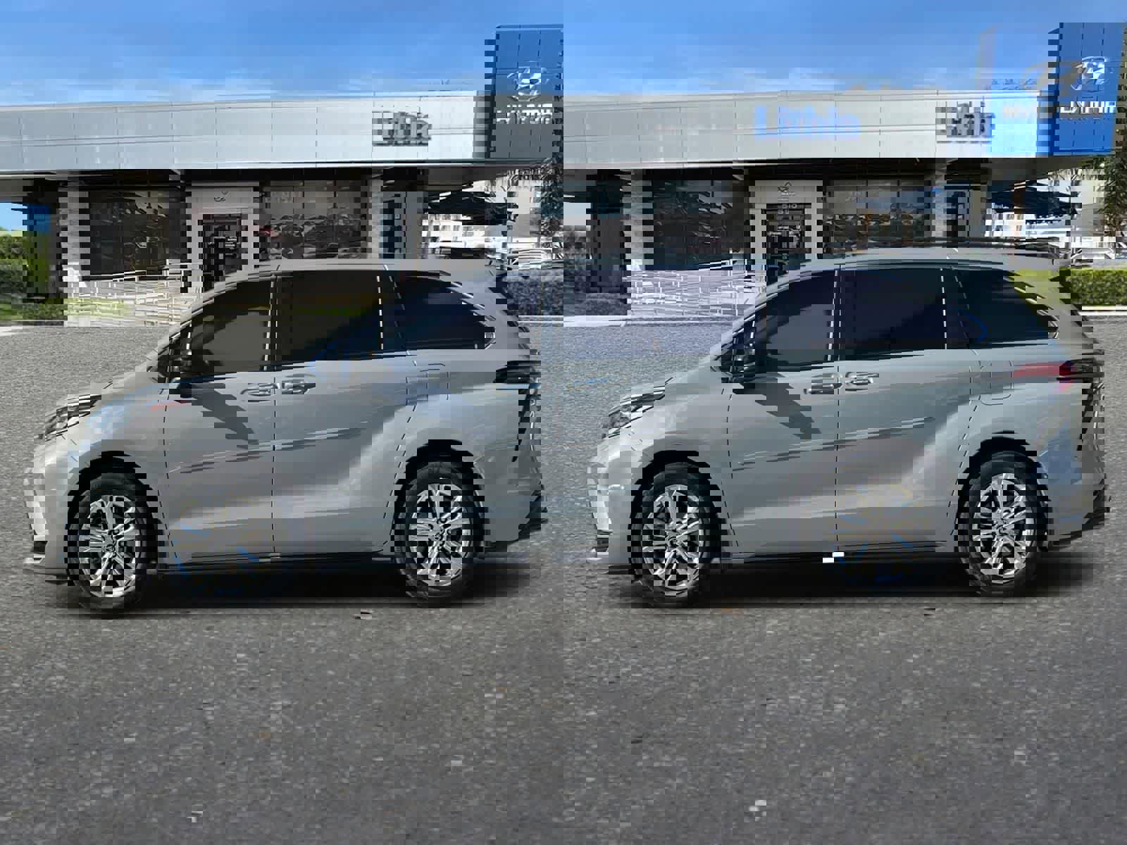 Used 2023 Toyota Sienna XSE w/ XSE Plus Package AWD/4WD image 6