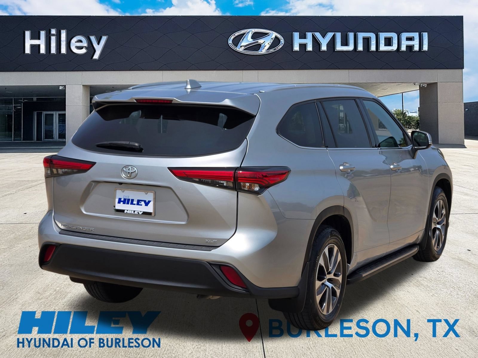 Used 2022 Toyota Highlander XLE FWD image 4