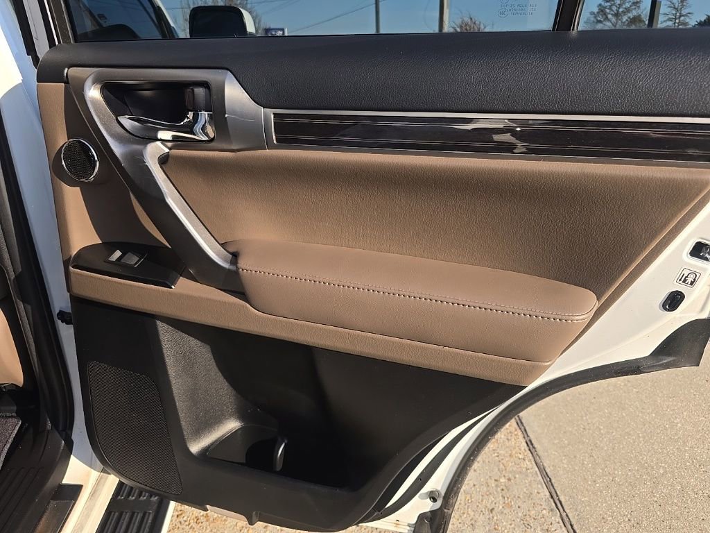 Used 2023 Lexus GX 460 Premium w/ Accessory Package image 38