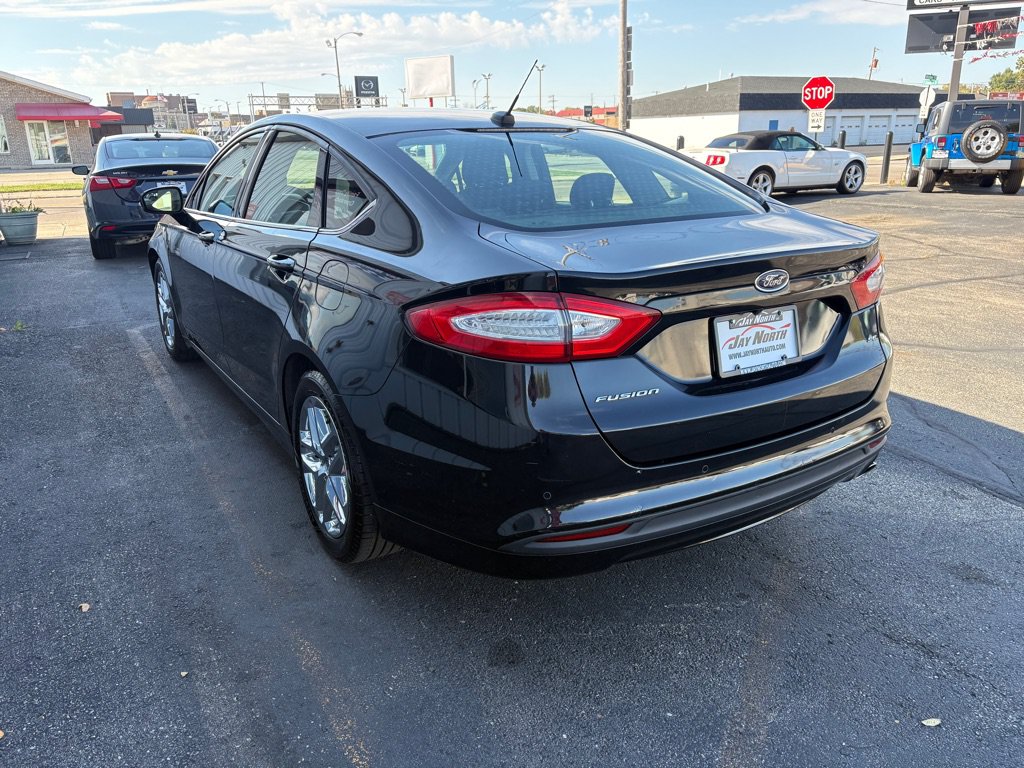 Used 2016 Ford Fusion SE FWD image 5