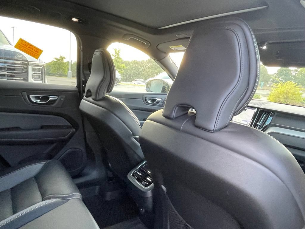 Used 2022 Volvo XC60 B5 R-Design AWD/4WD image 29