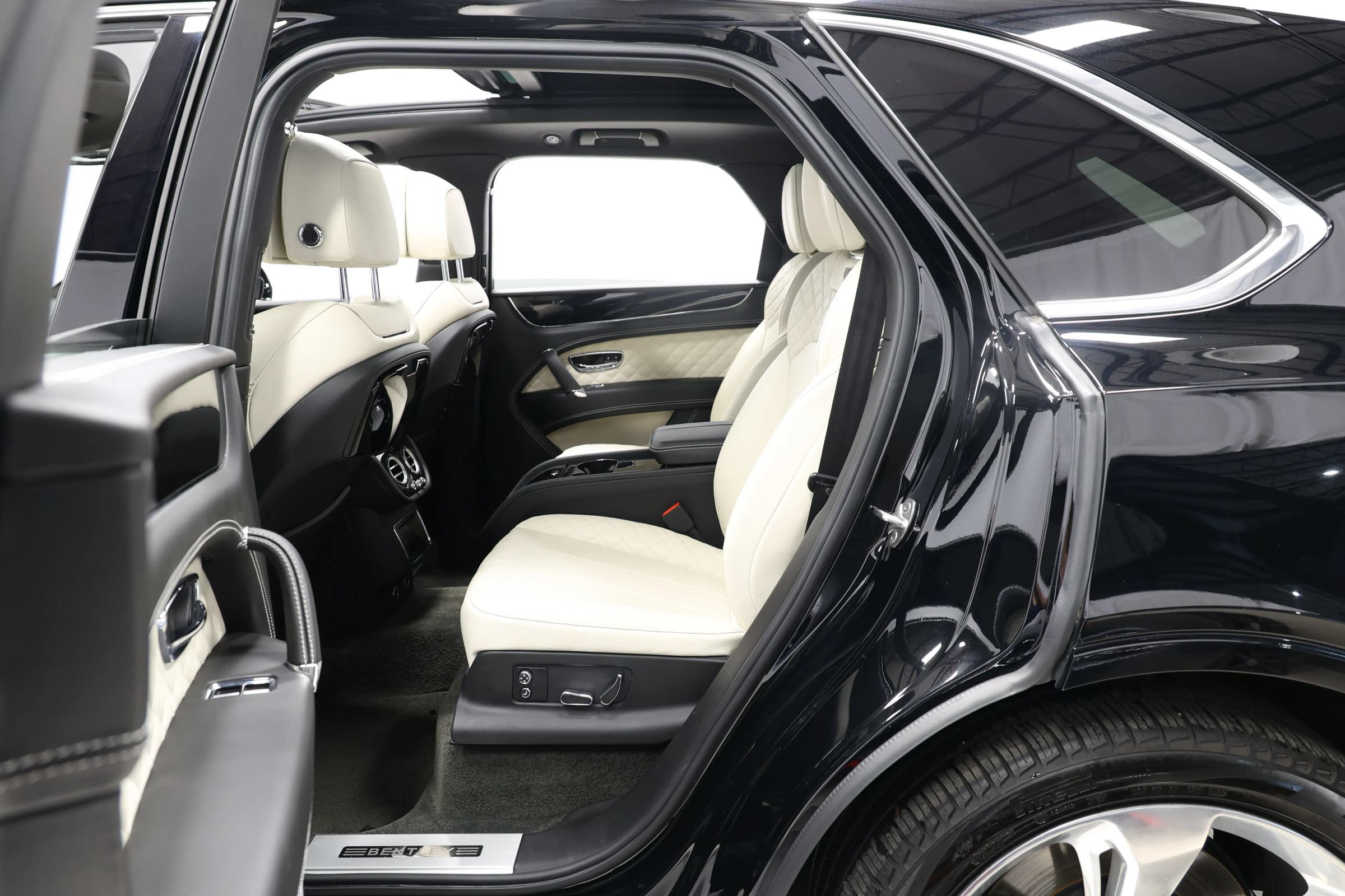 Used 2017 Bentley Bentayga AWD/4WD image 47