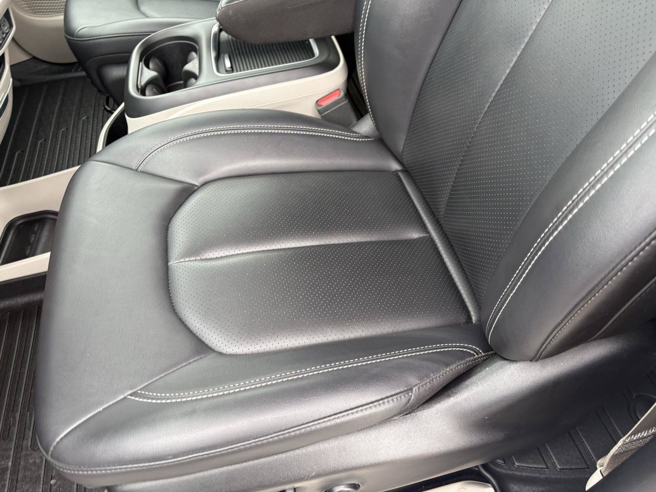 Used 2024 Chrysler Pacifica Limited FWD image 20