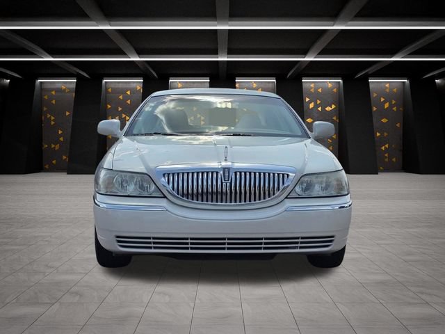 Used 2006 Lincoln Town Car Signature RWD image 2