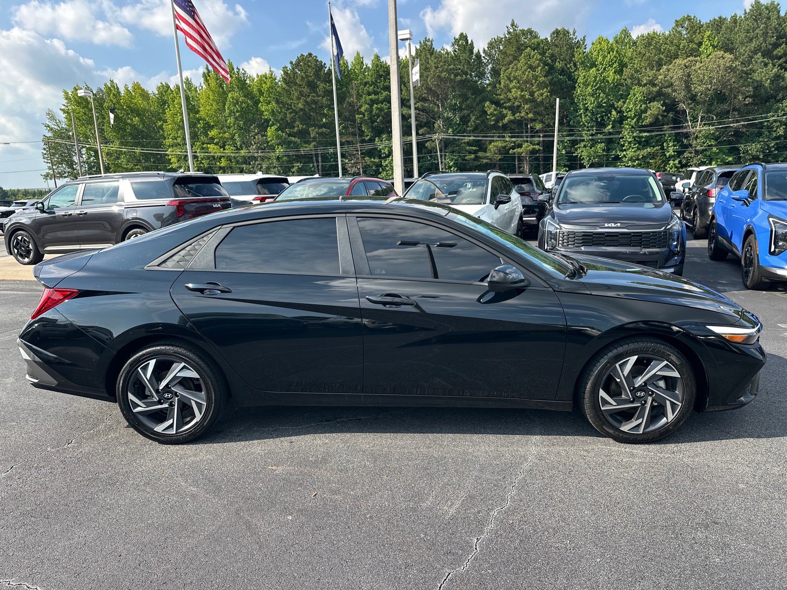 Used 2025 Hyundai Elantra SEL FWD image 2