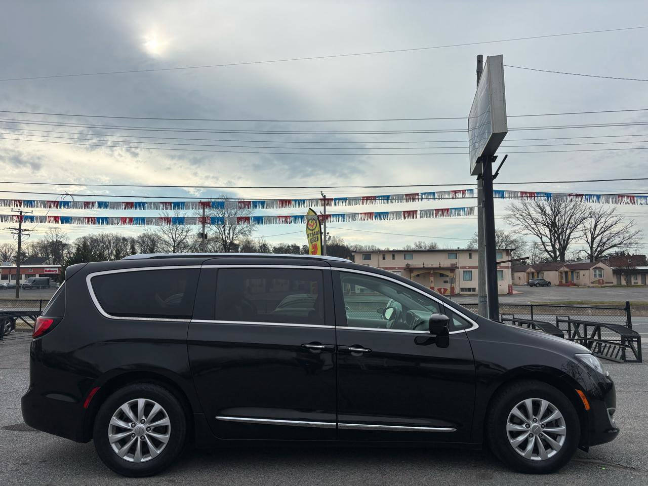 Used 2019 Chrysler Pacifica Touring-L w/ Advanced Safetytec Group image 6
