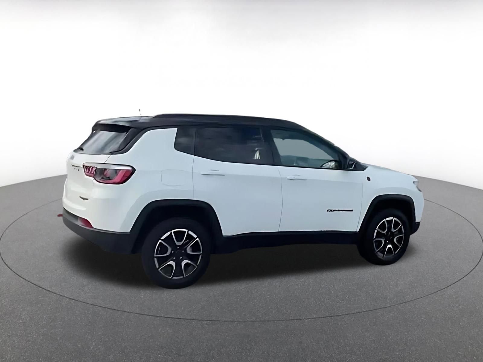 Used 2025 Jeep Compass Trailhawk image 8
