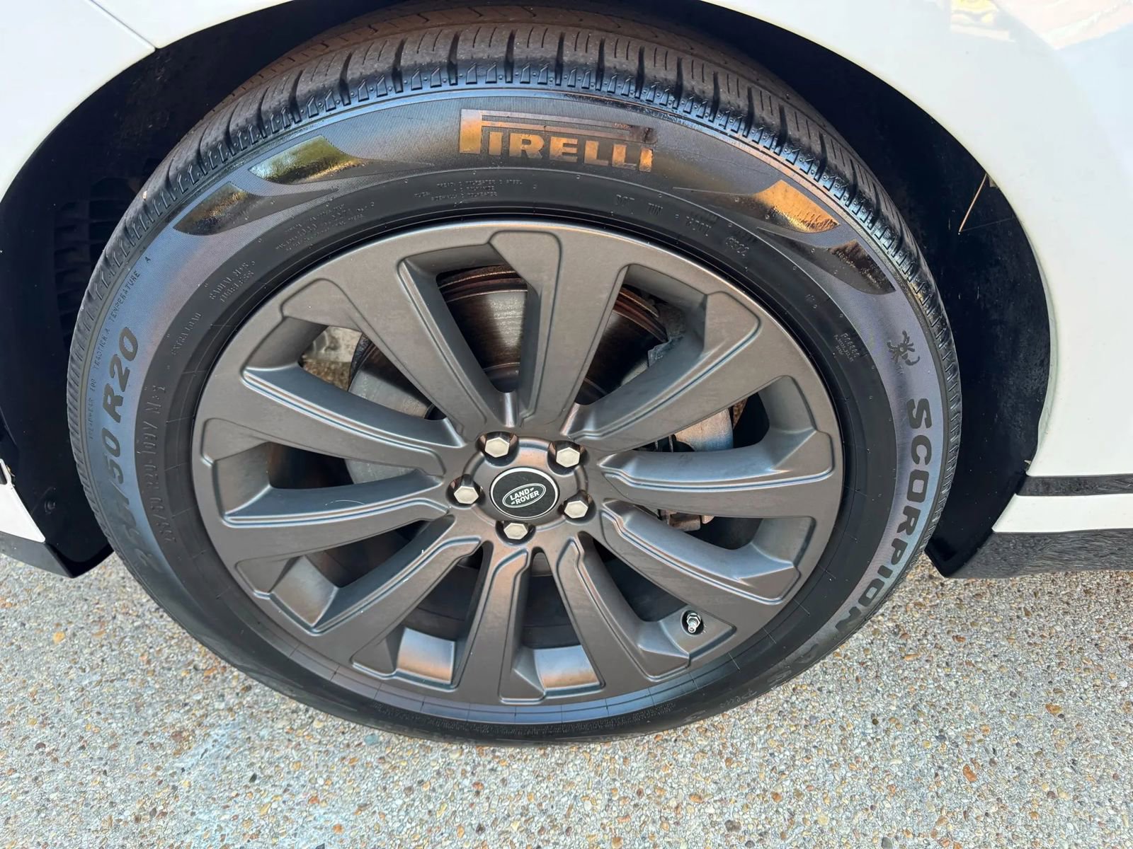 Used 2018 Land Rover Range Rover Velar R-Dynamic SE image 11