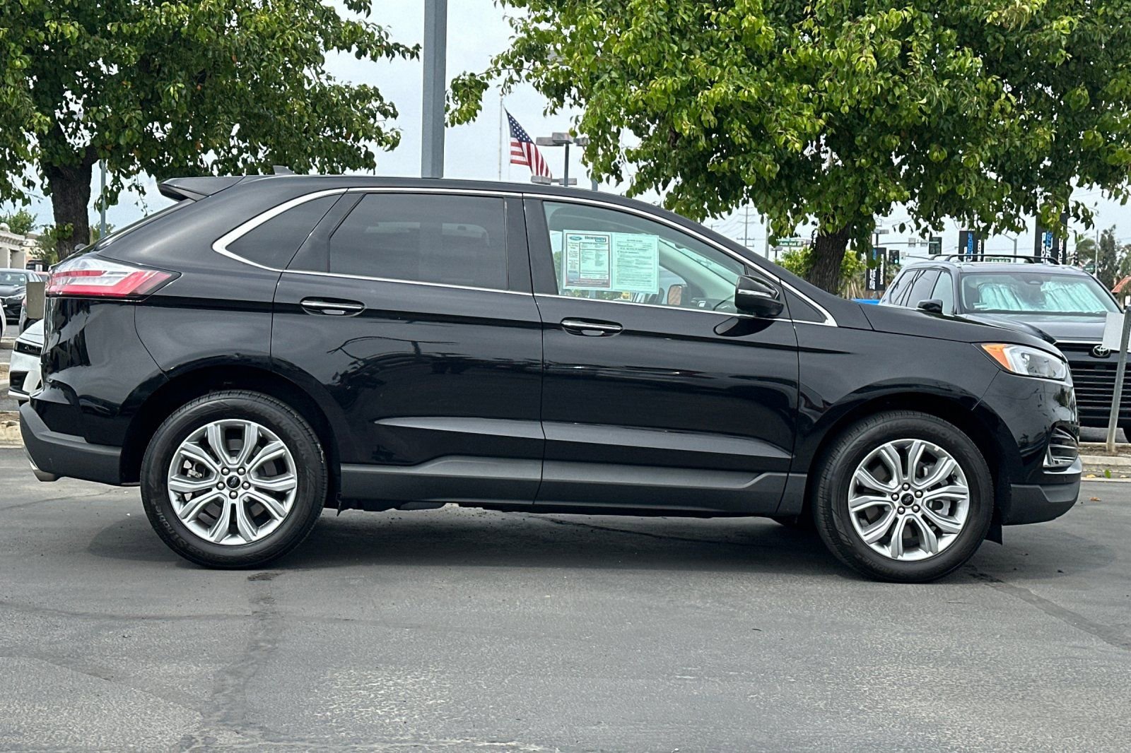 Used 2024 Ford Edge Titanium image 3