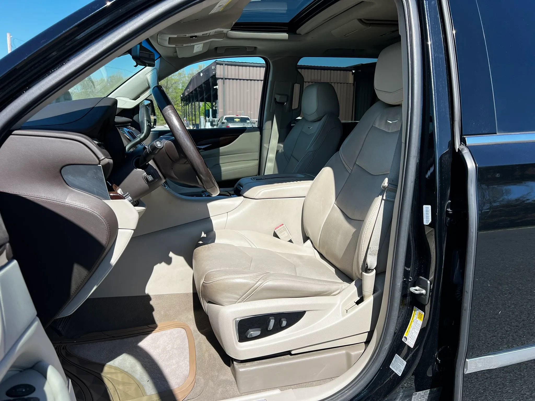 Used 2017 Cadillac Escalade Premium Luxury AWD/4WD image 10
