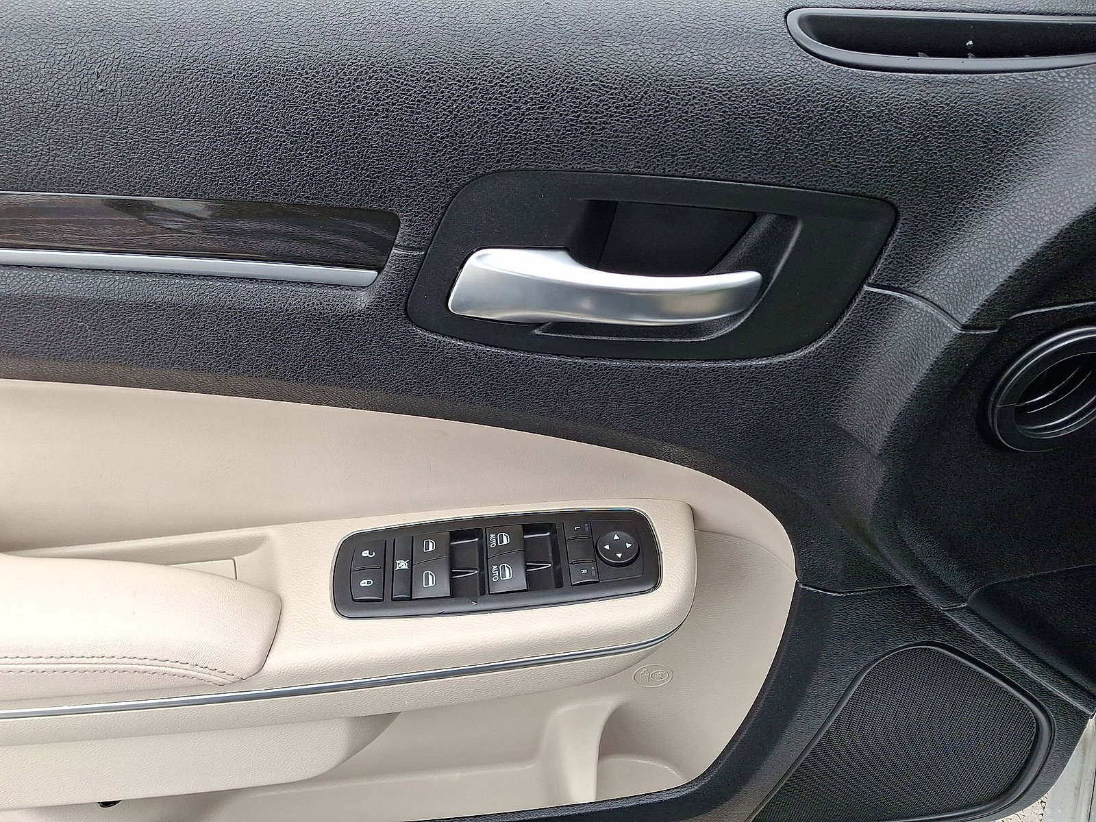 Used 2015 Chrysler 300 Limited RWD image 10
