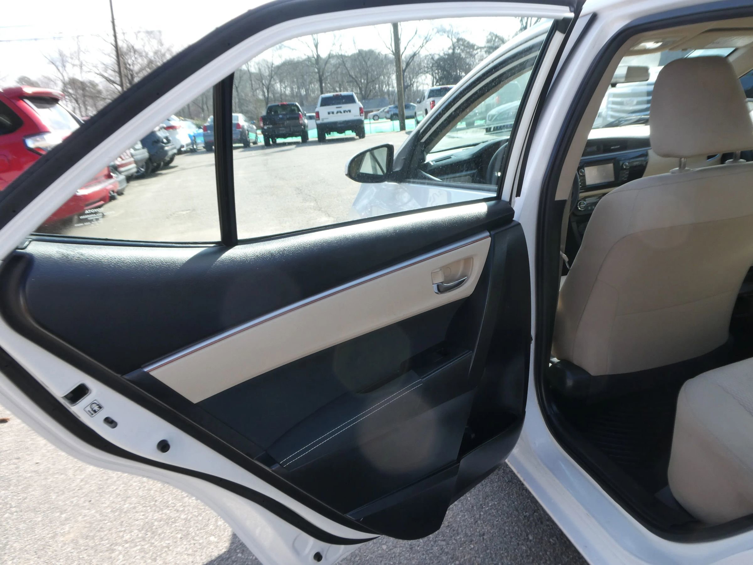 Used 2014 Toyota Corolla LE FWD image 26