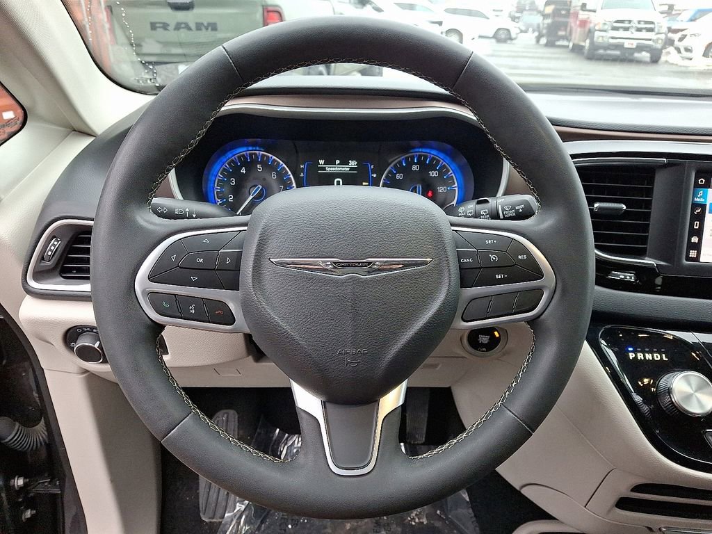 Used 2023 Chrysler Voyager LX image 19