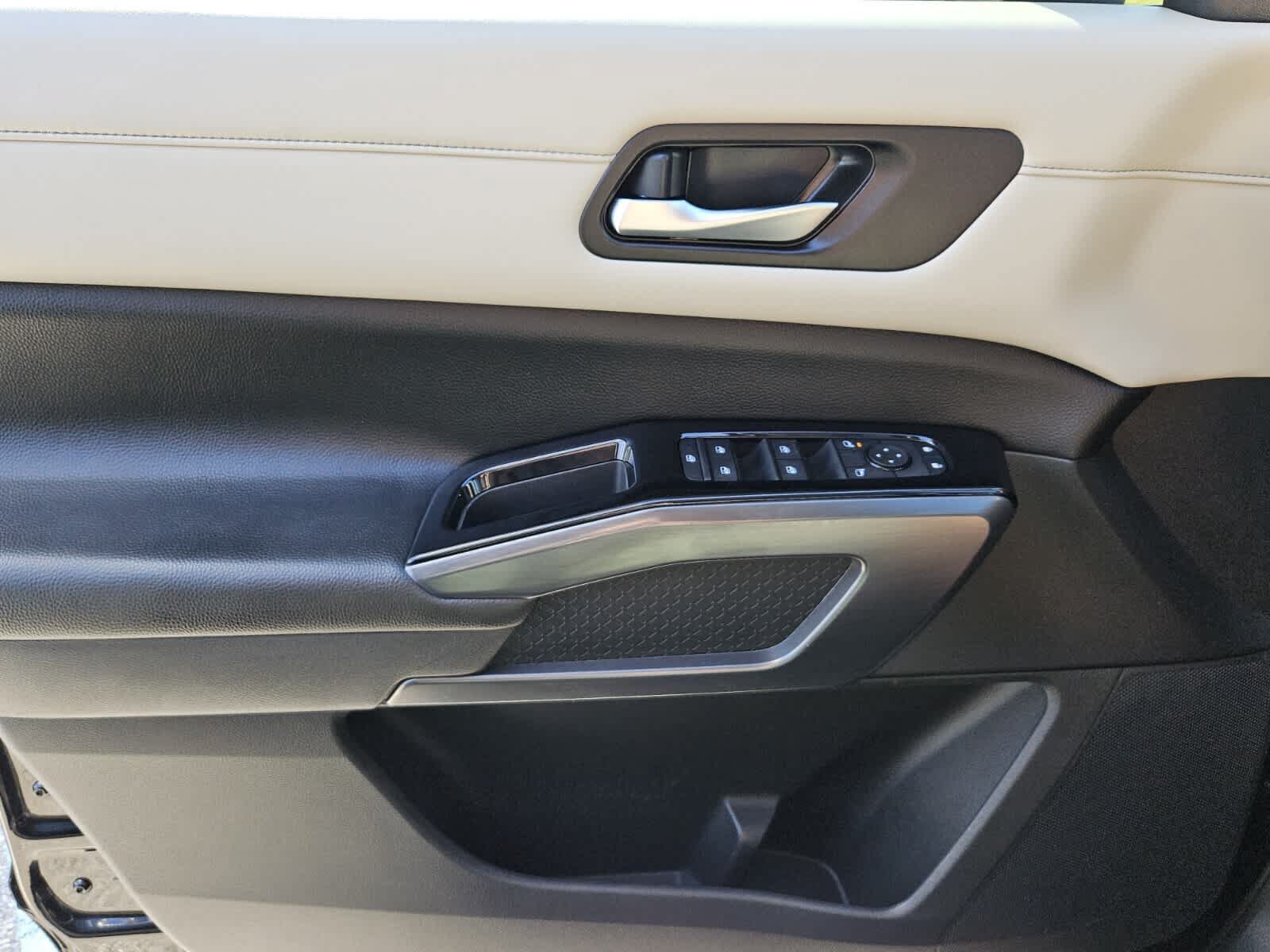 Used 2023 Nissan Pathfinder SL AWD/4WD image 16