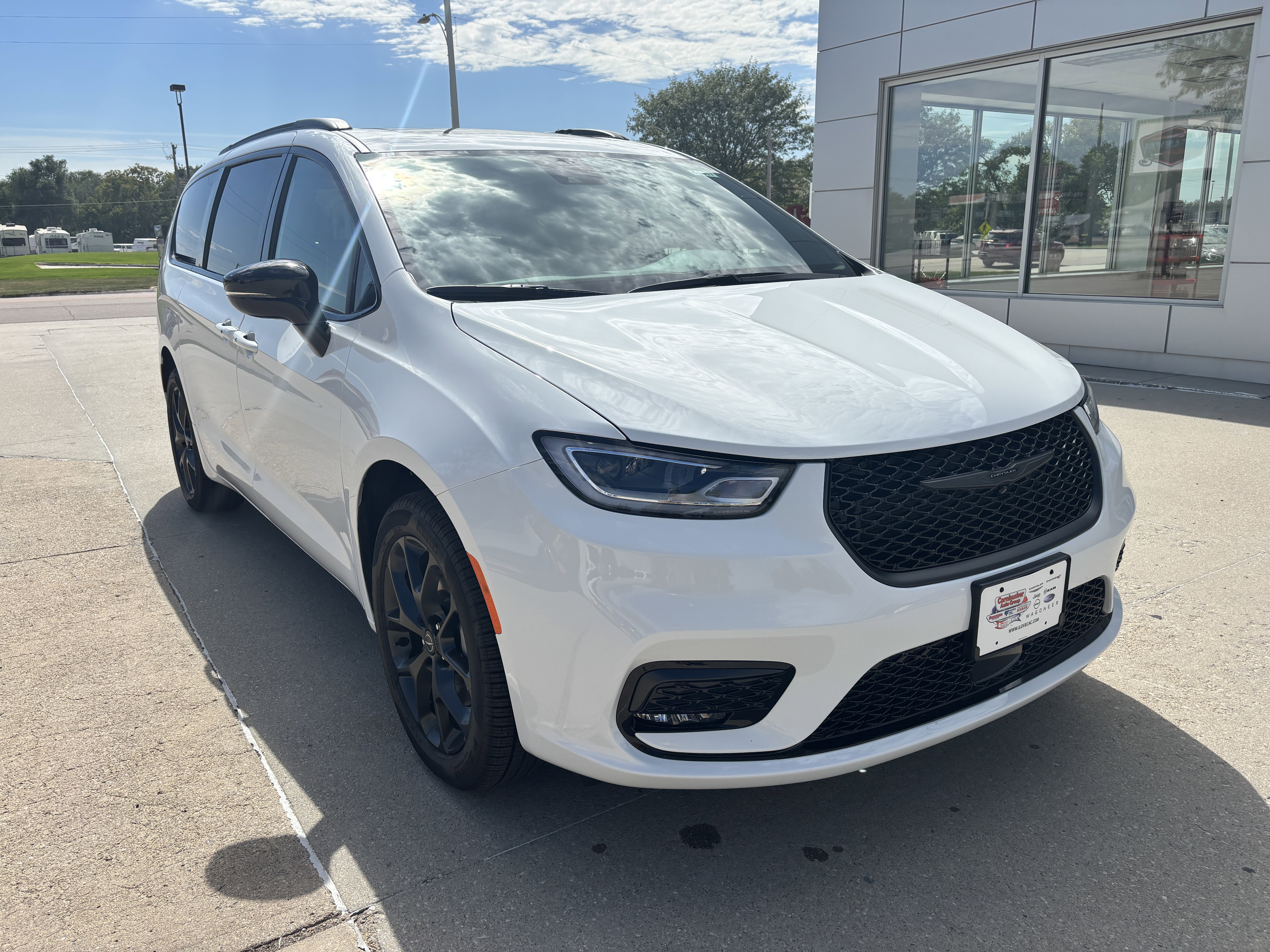 New 2026 Chrysler Pacifica Limited w/ S Appearance Package image 2