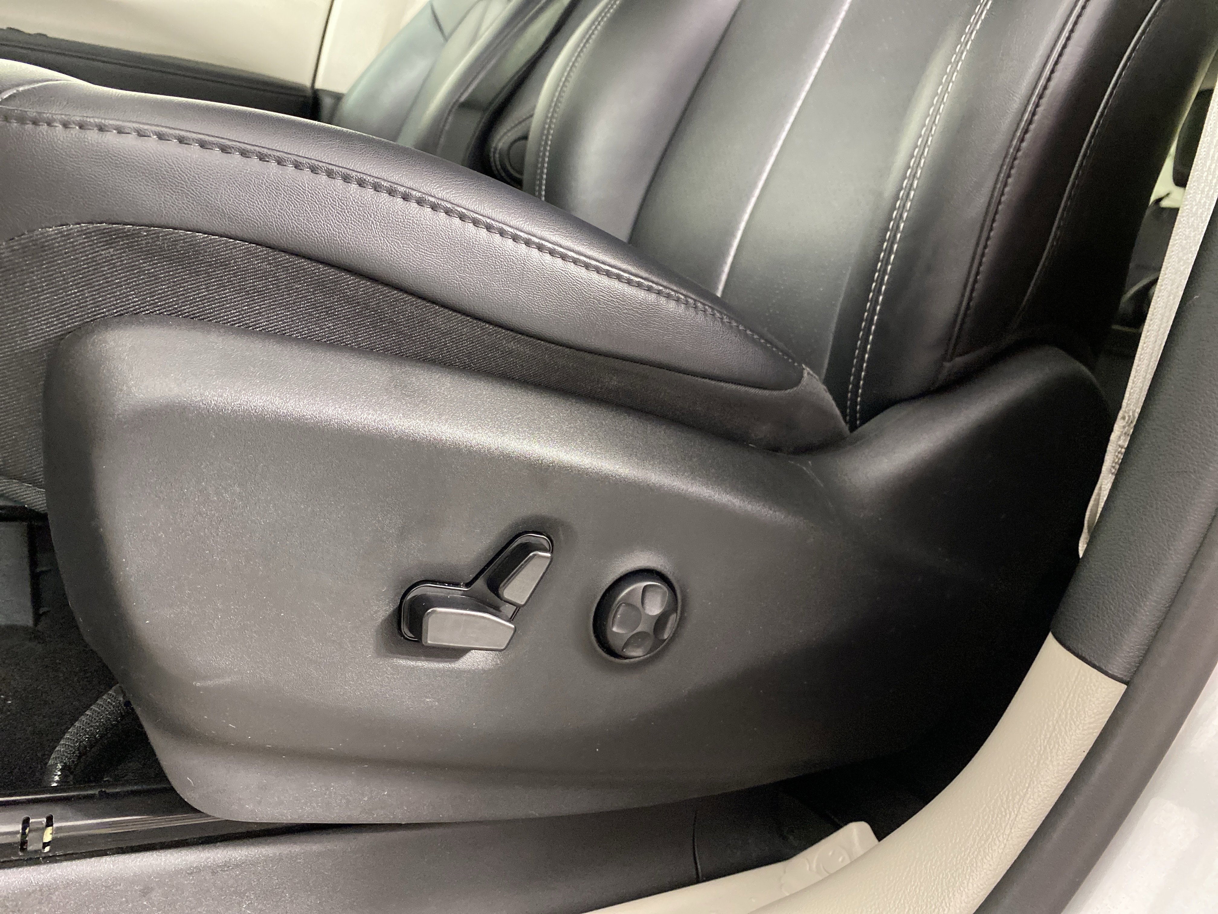 Used 2024 Chrysler Pacifica Touring-L image 17