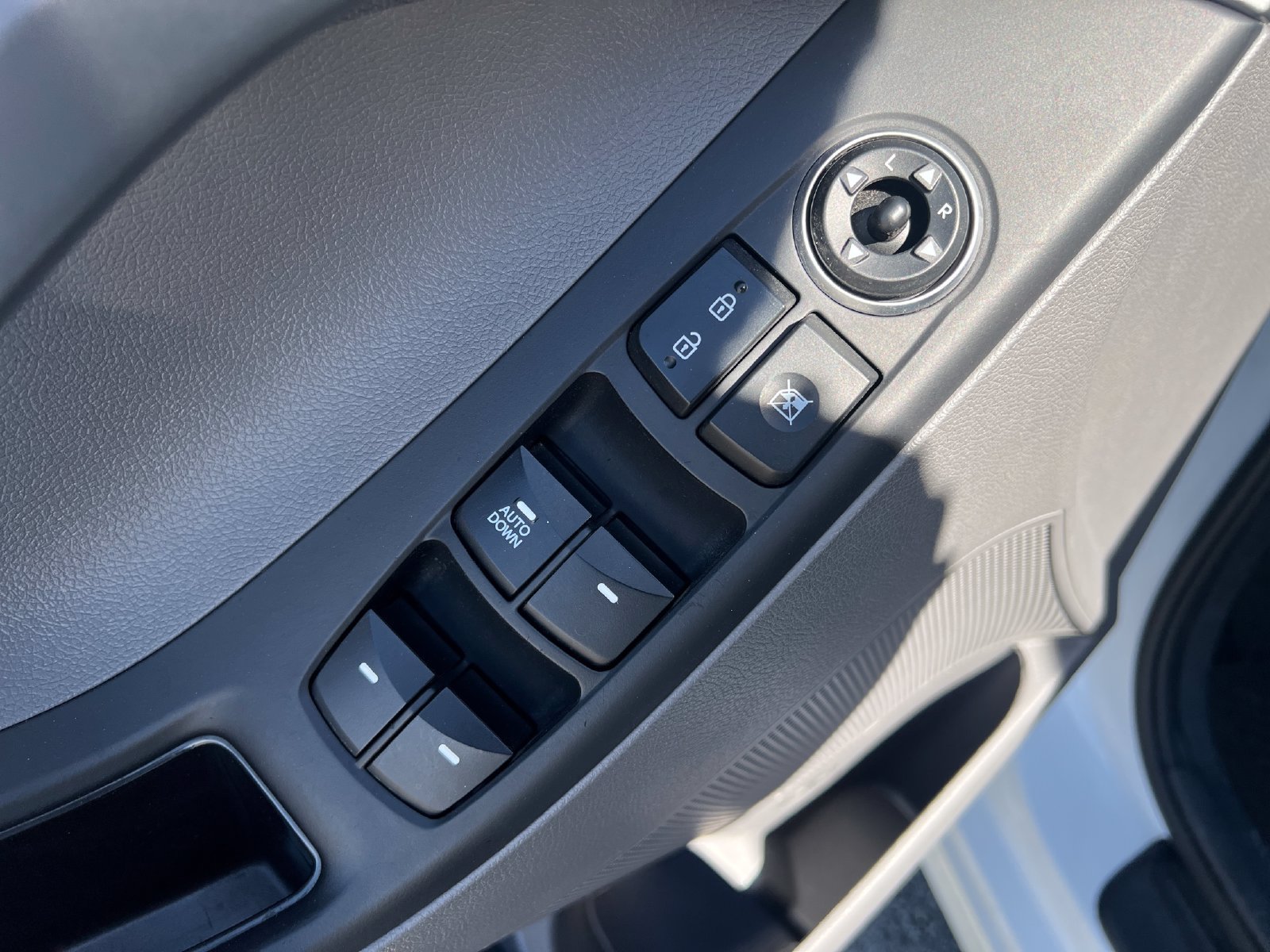 Used 2015 Hyundai Elantra SE FWD image 11