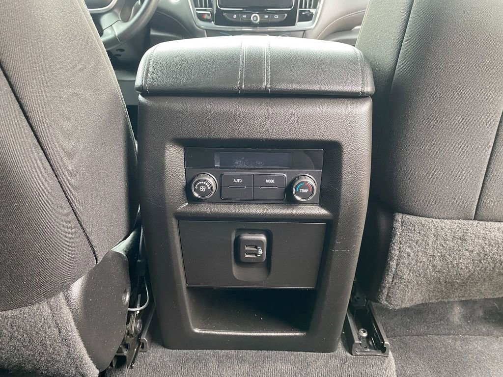 Used 2023 Chevrolet Traverse LT image 28