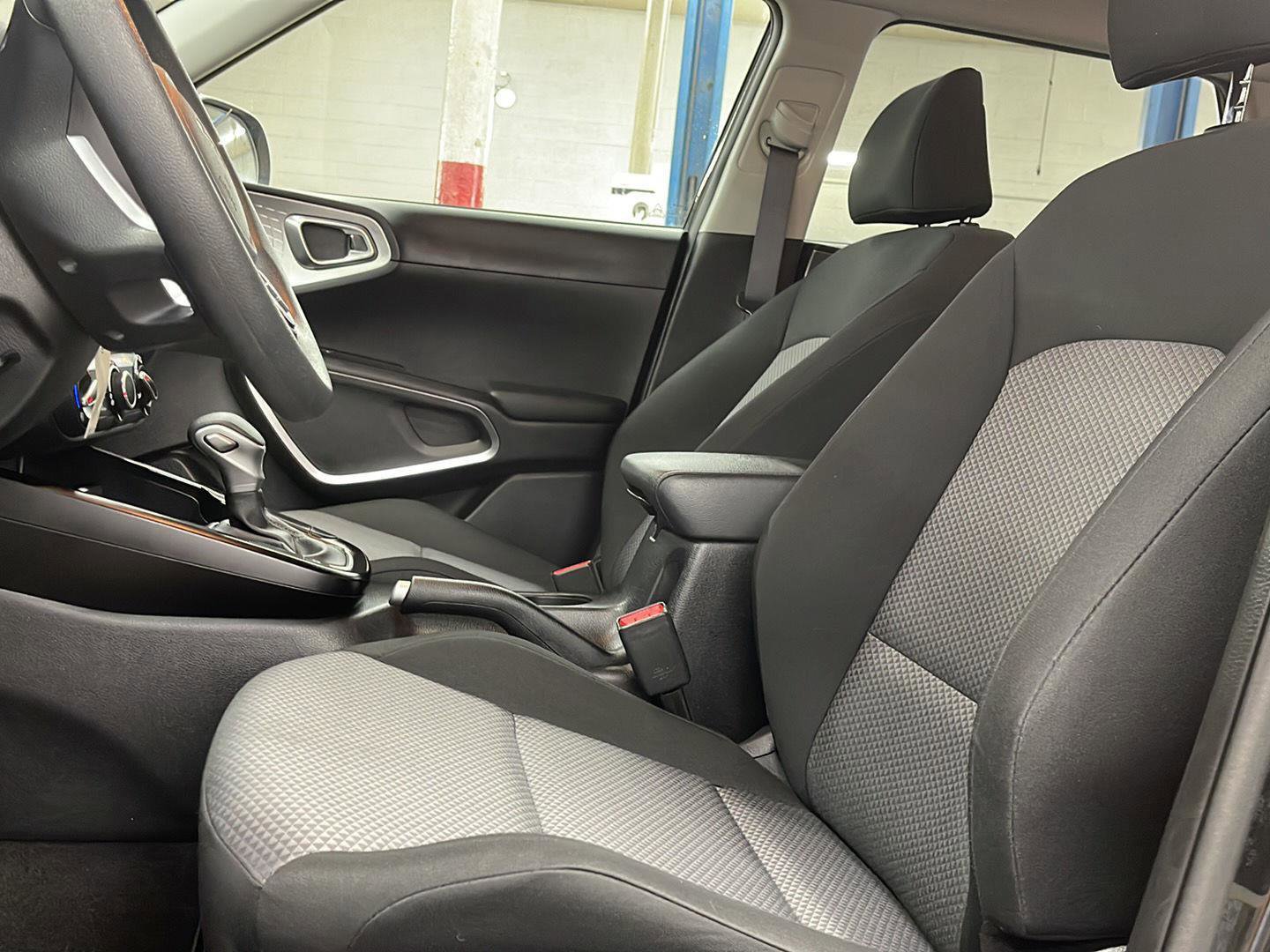 Used 2025 Kia Soul LX w/ LX Technology Package FWD image 9