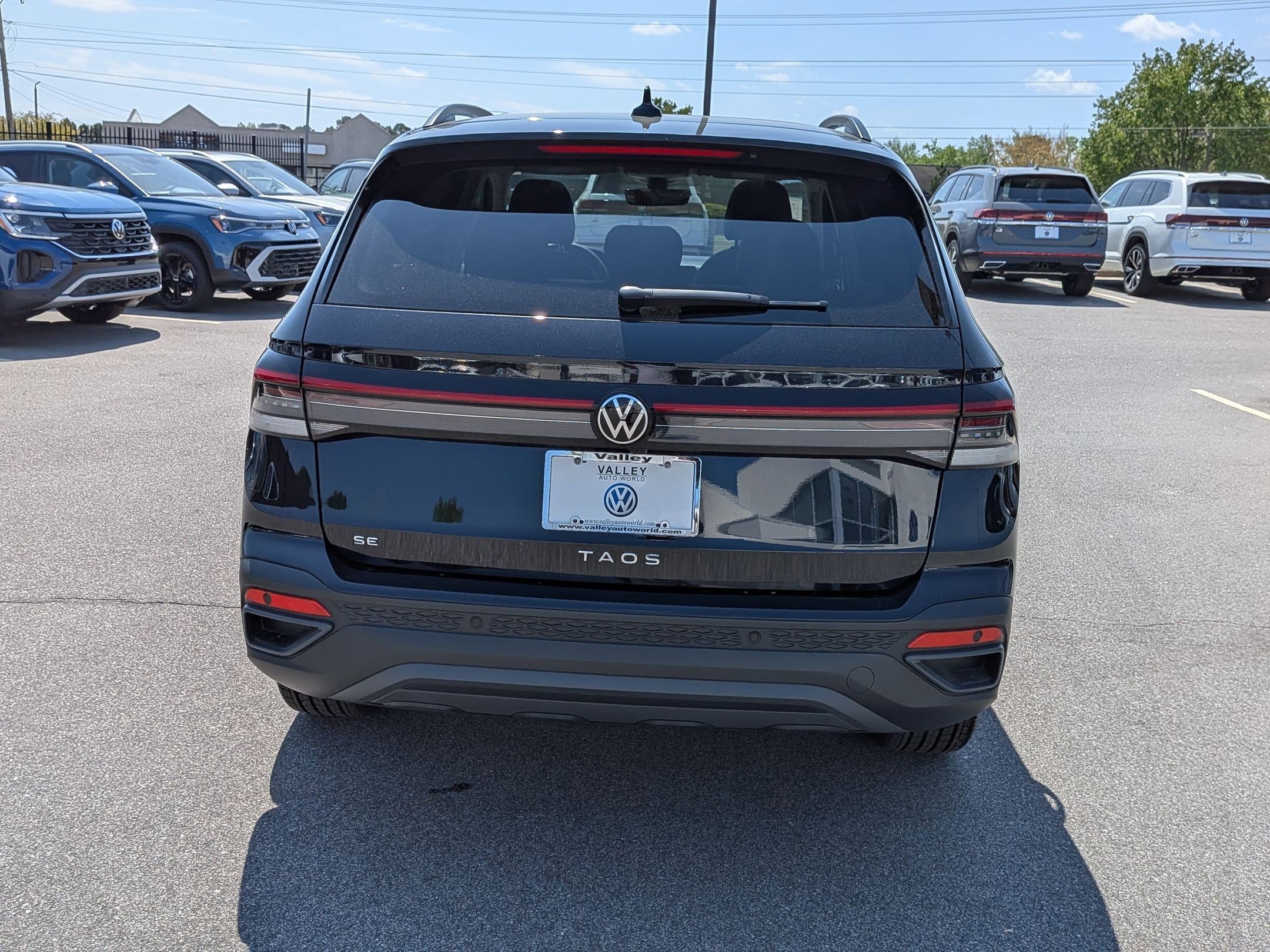 Used 2025 Volkswagen Taos SE image 4
