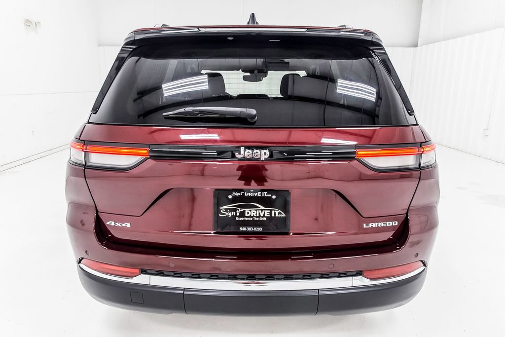 Used 2023 Jeep Grand Cherokee Laredo AWD/4WD image 6
